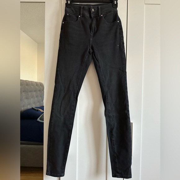 Guess woman’s skinny jeans for $20 - Picture 1 of 3